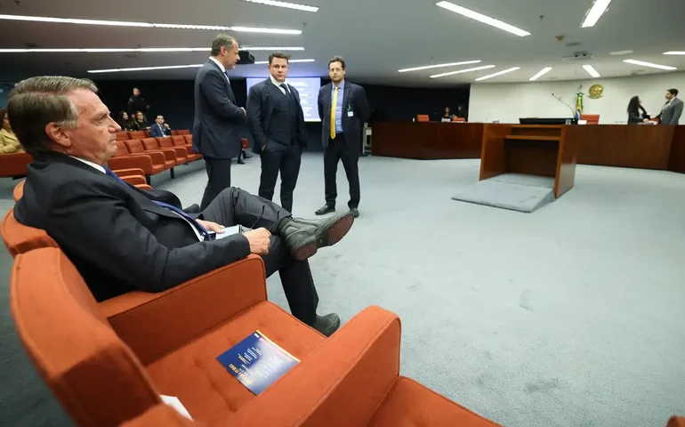 Moraes dá cinco dias para Bolsonaro e réus apresentarem defesa prévia