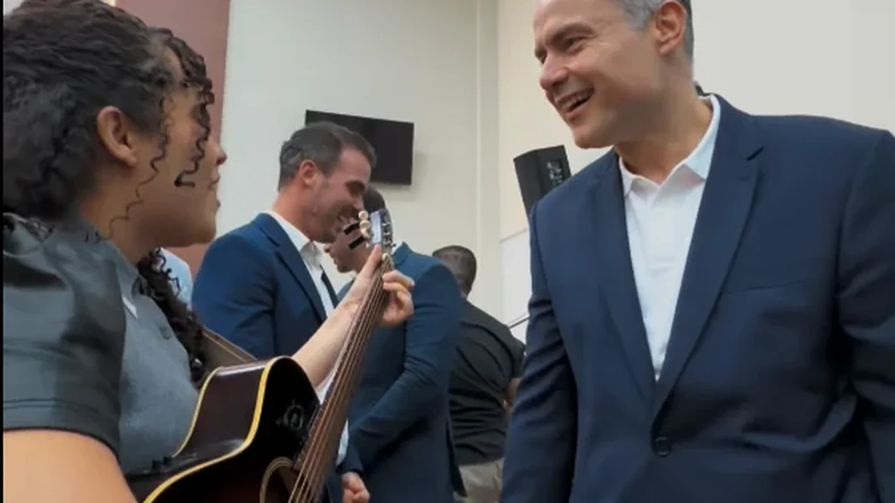 Vídeo de jovem evangélica homenageando Renan Filho viraliza nas redes