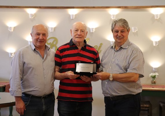 Executivo homenageia empreendimentos gramadenses