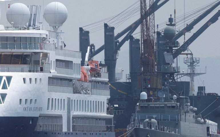 Navio de guerra de 95 metros perde o equilíbrio, tomba no porto e fica parcialmente submerso no Irã