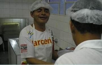 Voluntários fazem o trabalho com alegria