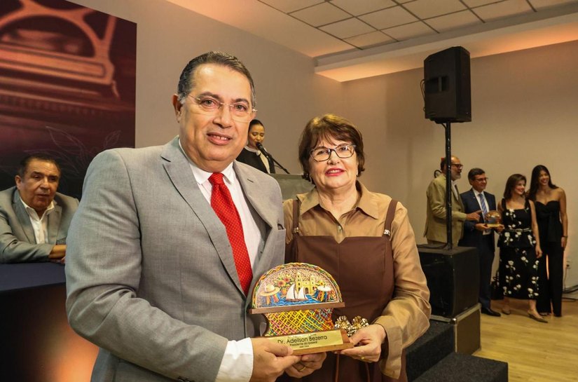 Destaque em saúde pública; Adeilson Bezerra recebe homenagem na 11ª edição do Prêmio Selma Britto