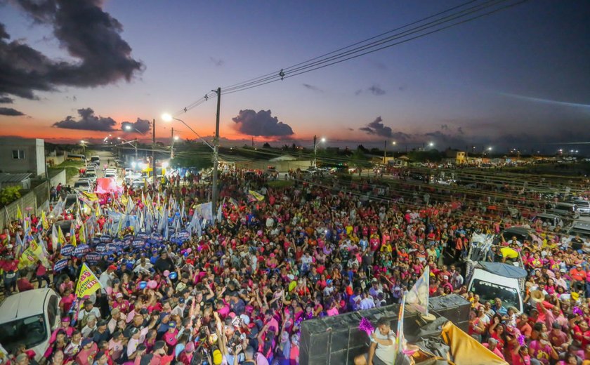 Arrastão de Gabi Gonçalves veste Rio Largo de rosa e leva multidão pelas ruas da cidade