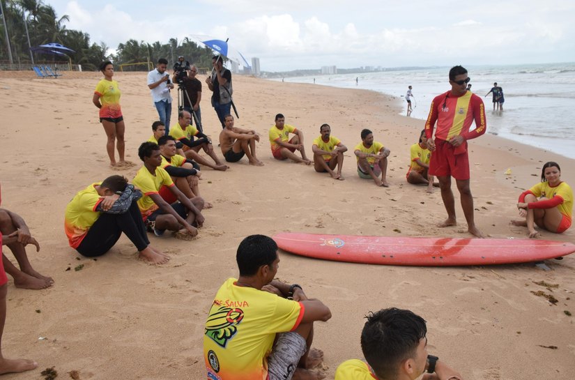 Corpo de Bombeiros promove 17ª edição do projeto Surf-Salva, em Maceió