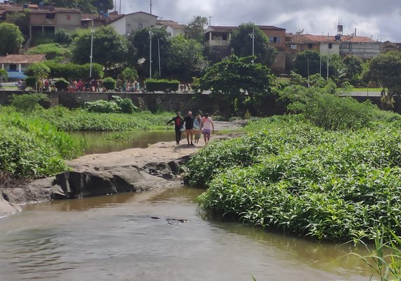 Bombeiros resgatam corpo de homem que morreu afogado em Maceió