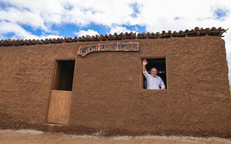 Na réplica de sua casa de infância, Lula lembra lição de esperança de Dona Lindu