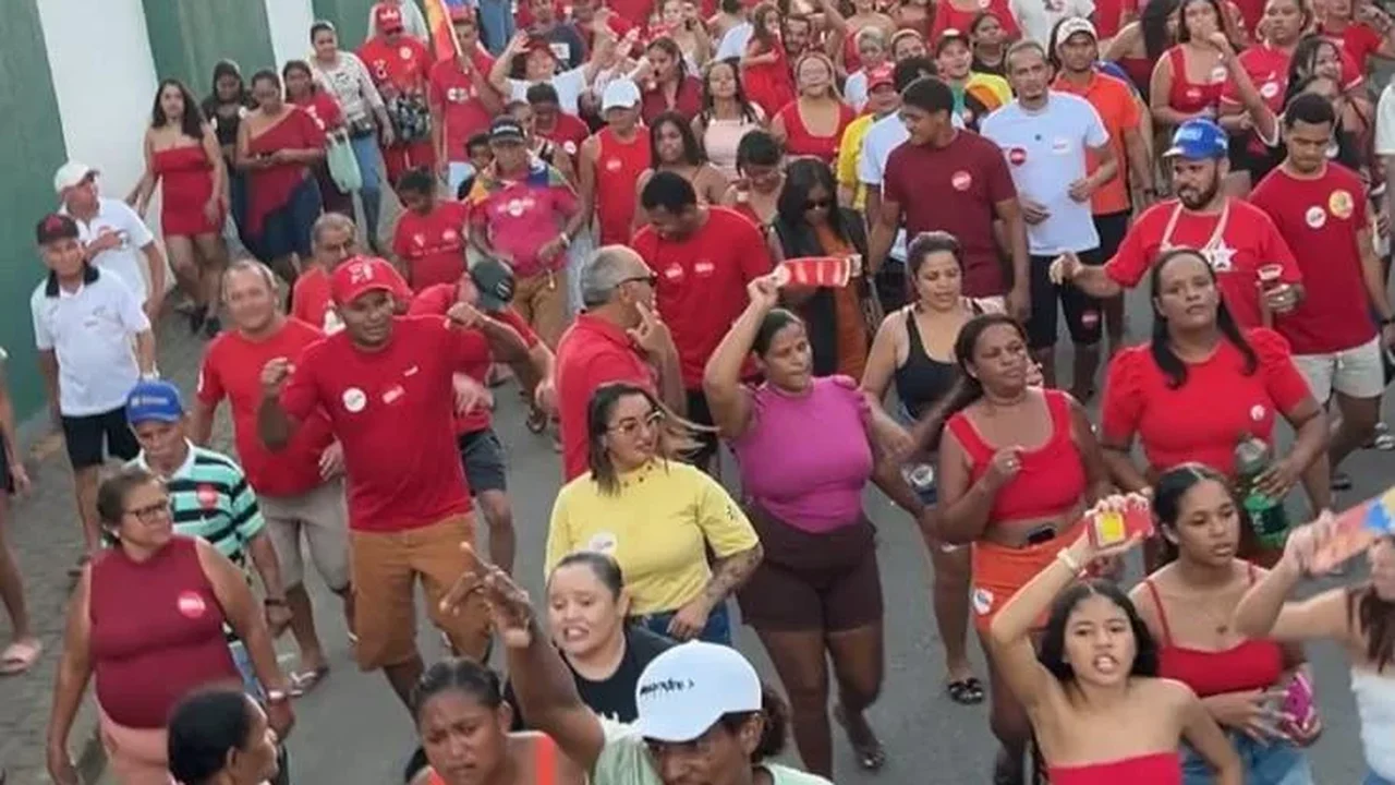 Caminhada pró-Lula reúne cerca de 2 mil pessoas em Viçosa e movimenta ruas do município
