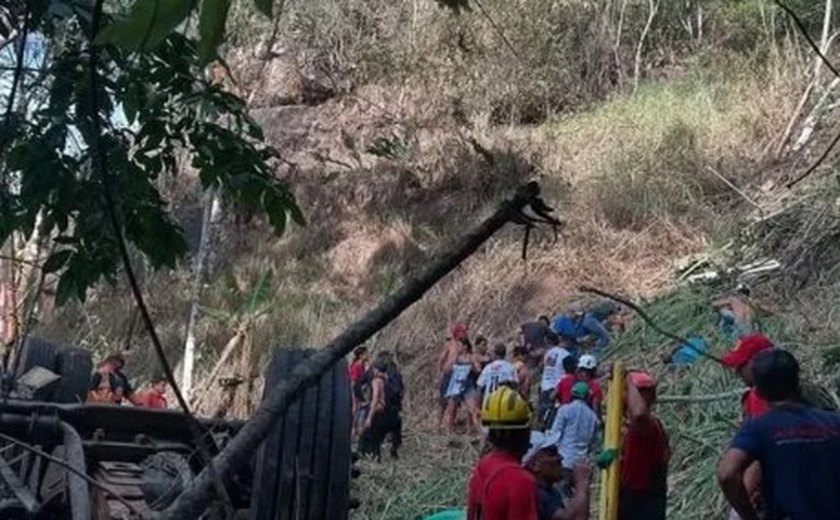 Estado confirma 23 óbitos decorrentes do acidente com um ônibus na Serra da Barriga