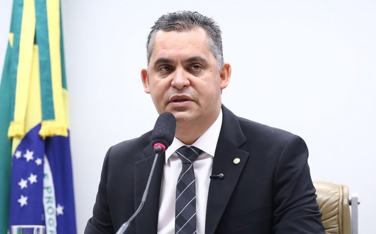 Comissão aprova desconto na compra de livros para professores e alunos de cursos de licenciatura