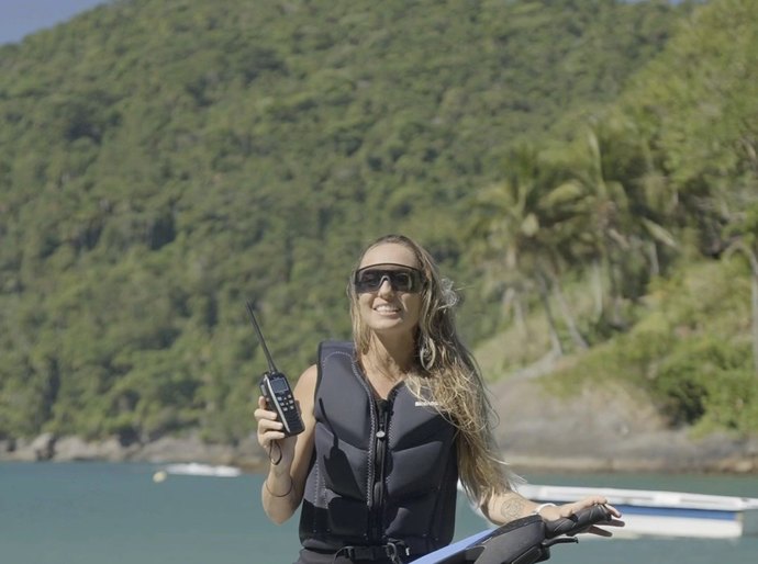 Após caso de sobrevivente encontrada à deriva no mar, especialista reforça importância do rádio VHF em motos aquáticas