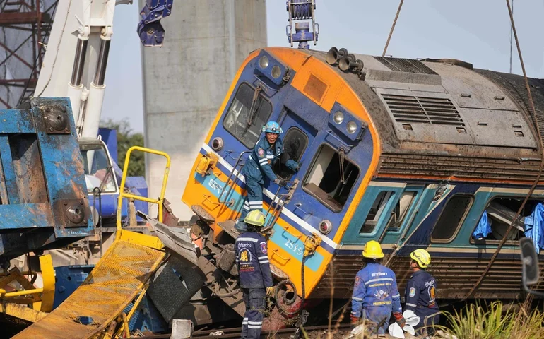 Um guindaste de construção cai sobre um trem em movimento na Tailândia, matando pelo menos 30 pessoas.