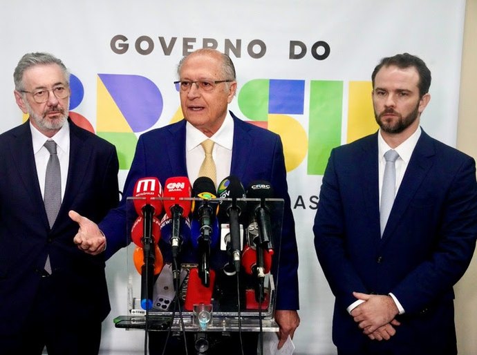 “O caminho vai ser dialogar para que não ocorra”, afirma Alckmin, sobre ameaça de taxação dos EUA a produtos brasileiros