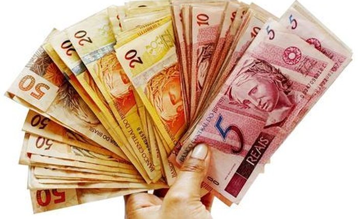 Piso médio salarial dos brasileiros subiu para R$ 1.299
