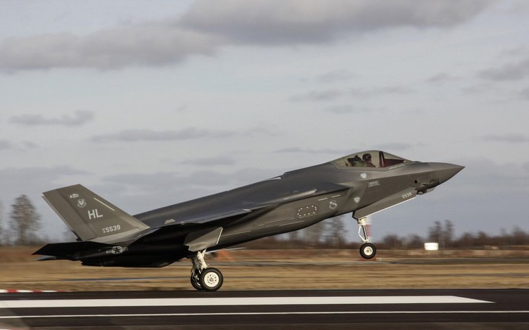 Força Aérea dos EUA perde pilotos para setor civil devido a salários mais altos