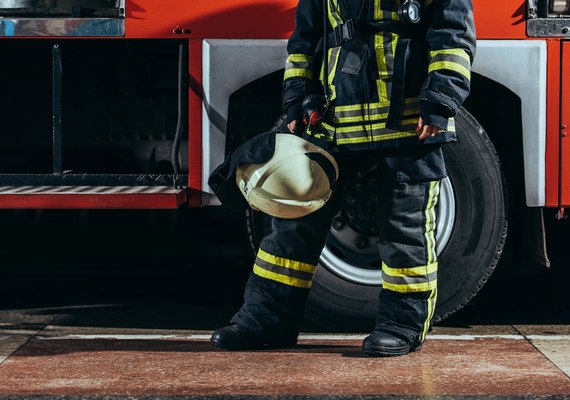 Atirador mata ao menos 2 em emboscada a bombeiros que apagavam incêndio nos EUA