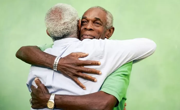 Homens se abraçando