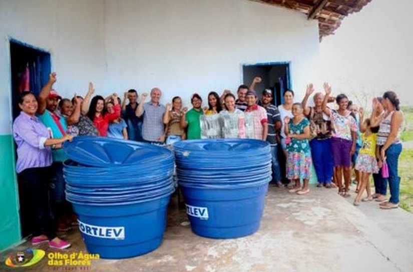 Prefeito Carlos André Nen faz entrega de tecnologias em Olho D'Água das Flores
