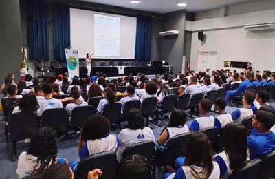 Juíza Paula Brito fala sobre direitos e deveres de adolescentes em palestra para estudantes