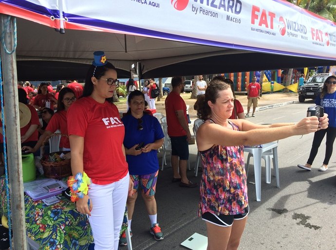 Equipe da FAT realiza atendimento gratuito na orla de Ponta Verde