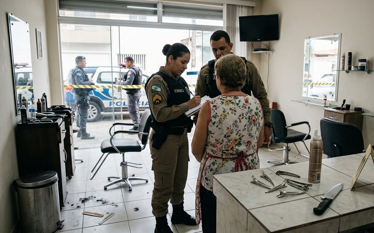 Defesa de mulher que tentou esfaquear cabeleireiro alega transtorno psicótico agudo