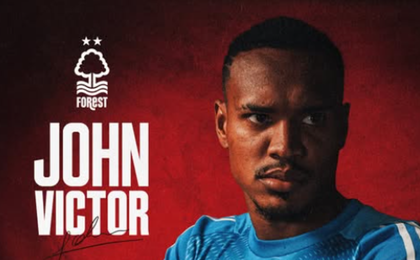 John é anunciado pelo Nottingham Forest e inicia sua primeira experiência na Premier League