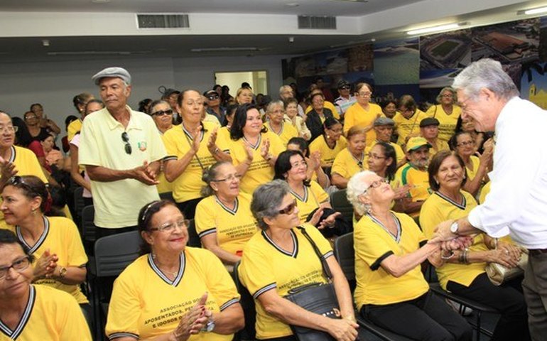 Idosos já podem andar de graça nos transportes intermunicipais de AL