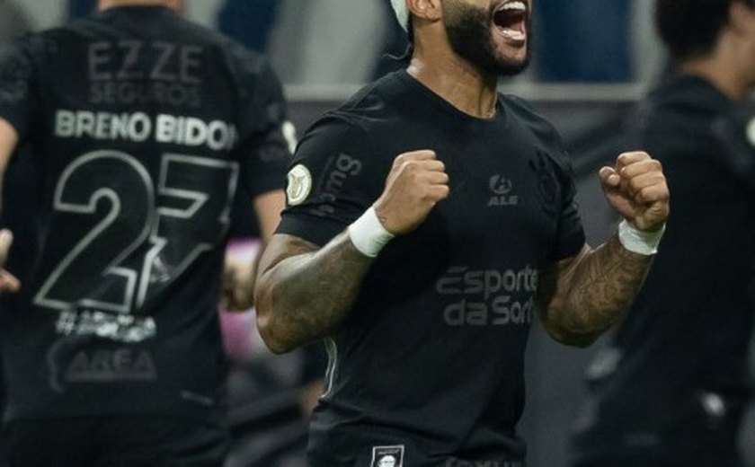 Memphis marca, Corinthians supera susto e bate Athletico para diminuir pressão no Brasileiro