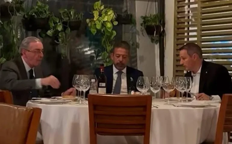 Renan Calheiros expõe foto de Arthur Lira em mesa com Eduardo Cunha e crítica relatório da  Câmara sobre crime organizado