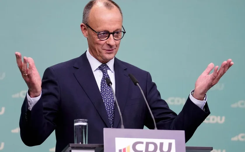 Merz ameaça retaliar EUA e libera armas à Ucrânia antes de encontro com Zelensky em Berlim
