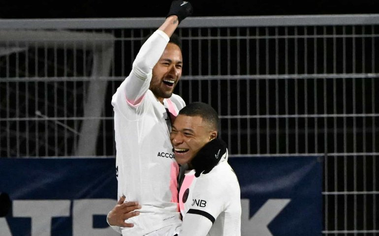 Com 3 de Neymar e 3 de Mbappé, PSG goleia fora e fica perto do título francês
