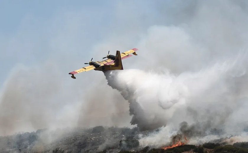 Bombeiros apontam melhora em incêndios florestais na Grécia, mas mantêm alerta