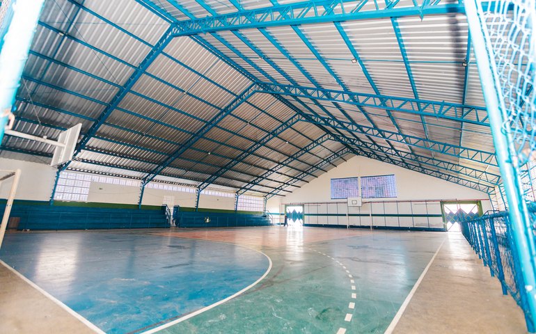 Ginásio de esportes da Escola Nosso Lar passa por manutenção após saída de desabrigados