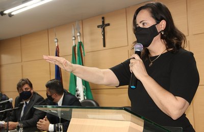 Prefeita Fabiana Pessoa presta juramento em sessão extraordinária Câmara Municipal
