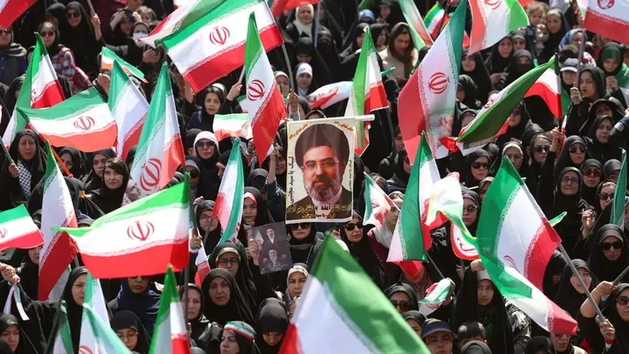 Khamenei diz que autorizou memorando com os EUA apesar de discordância inicial