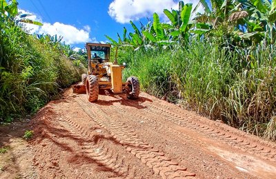 Prefeitura realiza piçarramento e melhora acessos em comunidades rurais de Palmeira