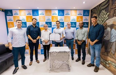 Prefeito JHC entrega alvarás para duas unidades do Assaí que vão gerar mais de mil empregos em Maceió