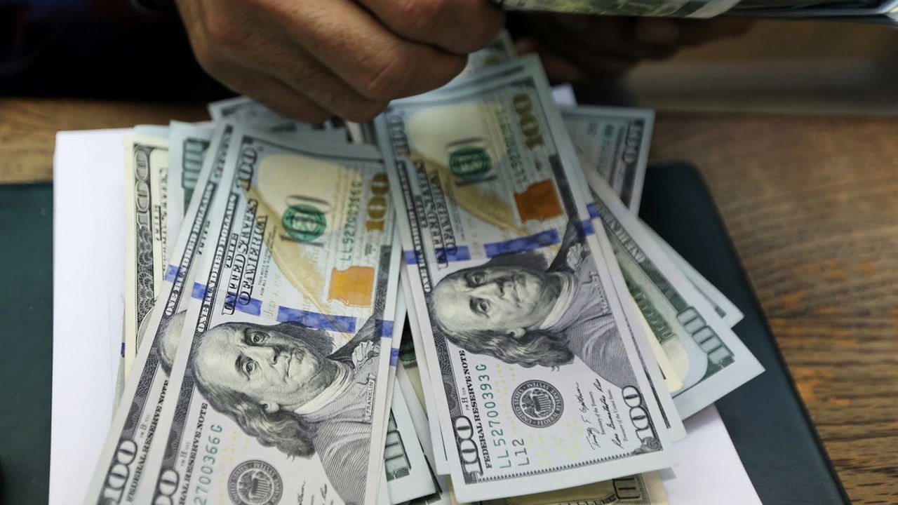 Dólar cai por demissão de Cook, mas recuo de commodities limita recuperação do real