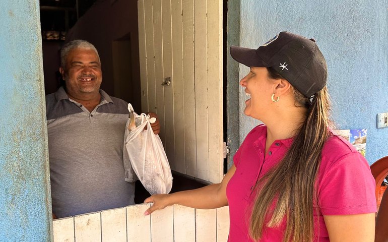 Prefeita Marcela Gomes mantém tradição e entrega pessoalmente peixes a famílias de Novo Lino
