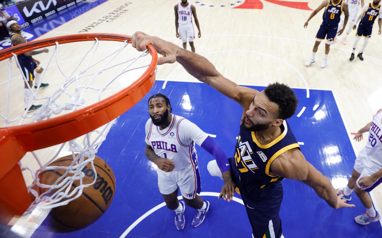 Embiid exibe performance histórica e Philadelphia 76ers bate Utah Jazz na NBA