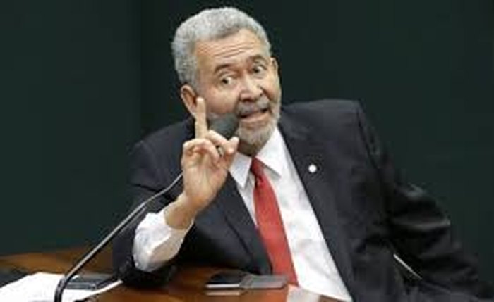 Paulão vive momento conturbado e desiste do Senado