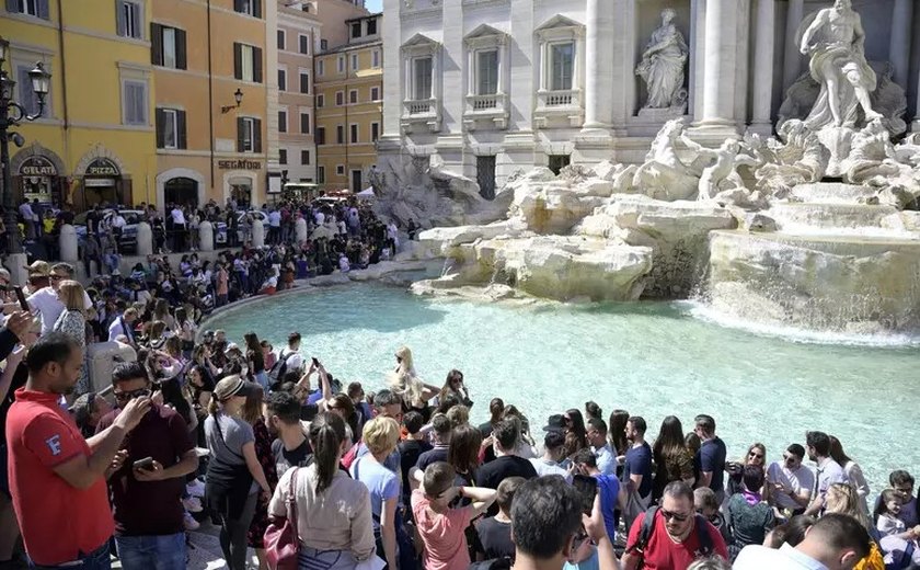 Roma reabre Fontana di Trevi com limite de acessos