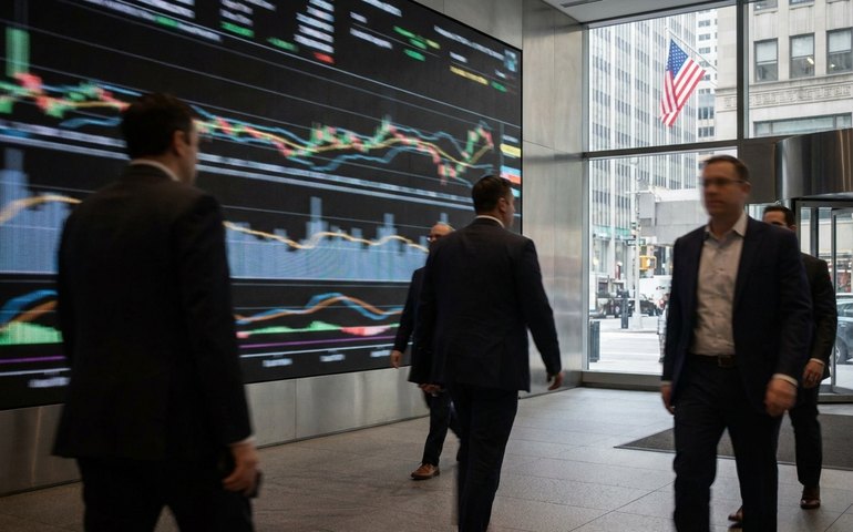 Dólar avança com cautela geopolítica e expectativa por discursos do Fed