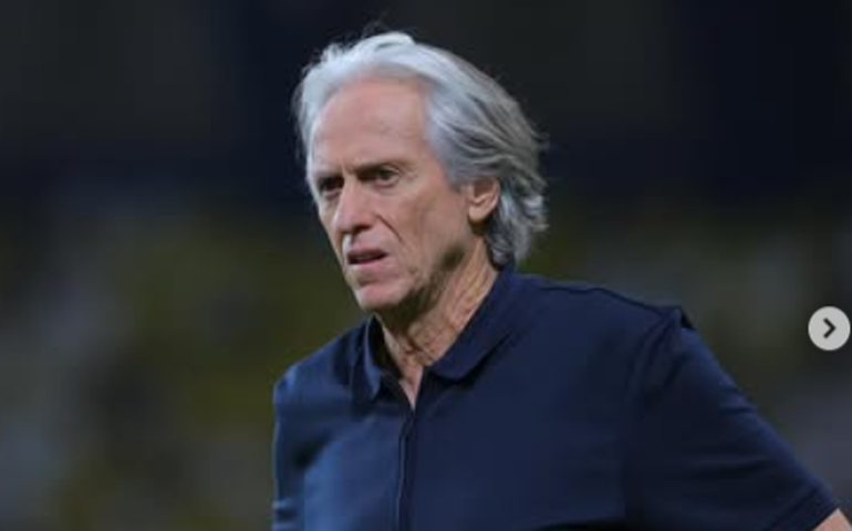 Jorge Jesus se irrita e perde o sapato ao chutar bola em direção à torcida do Al-Nassr