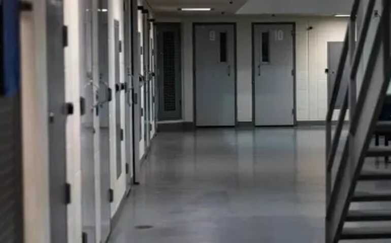 Pai é preso por fingir morte para evitar pagar mais de R$ 600 mil em pensão alimentícia nos EUA