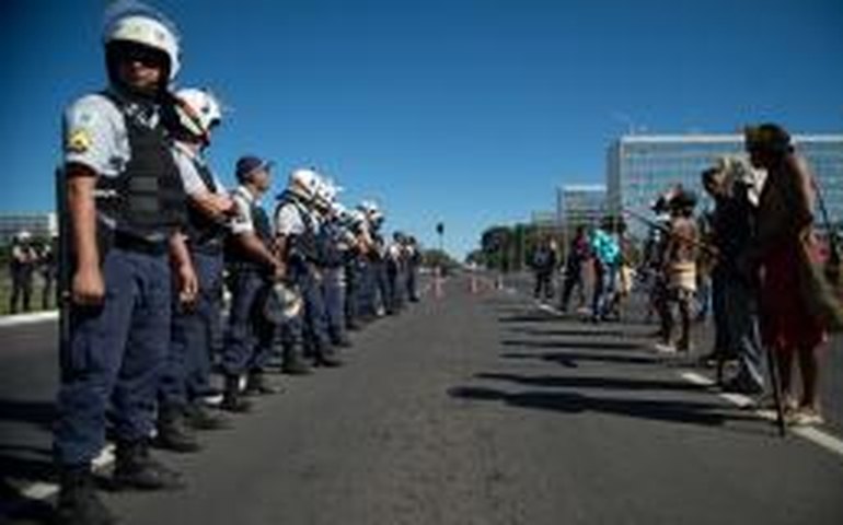 Em Brasília, índios ocupam acessos do Ministério da Justiça