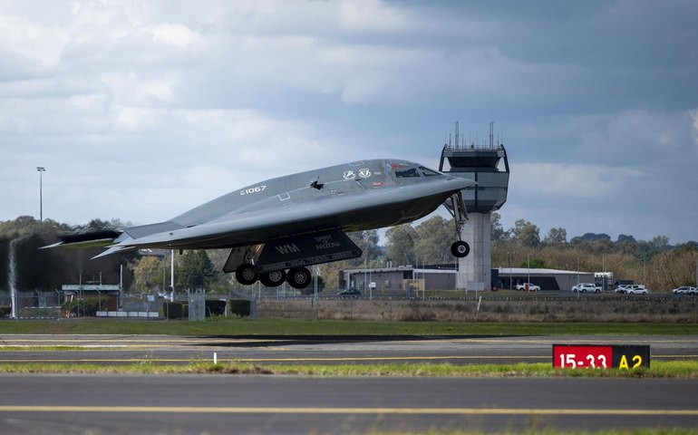 Aviões capazes de lançar bomba anti bunker decolam dos EUA em meio à especulação sobre ataque ao Irã