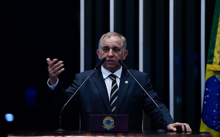 Izalci cobra cumprimento de acordo para reajuste de policiais e bombeiros do Distrito Federal