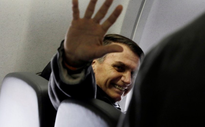 Bolsonaro é vaiado e chamado de fascista ao embarcar em voo de SP para o Rio