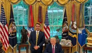 Flávio Bolsonaro se encontrou com Donald  Trump nessa terça (25)