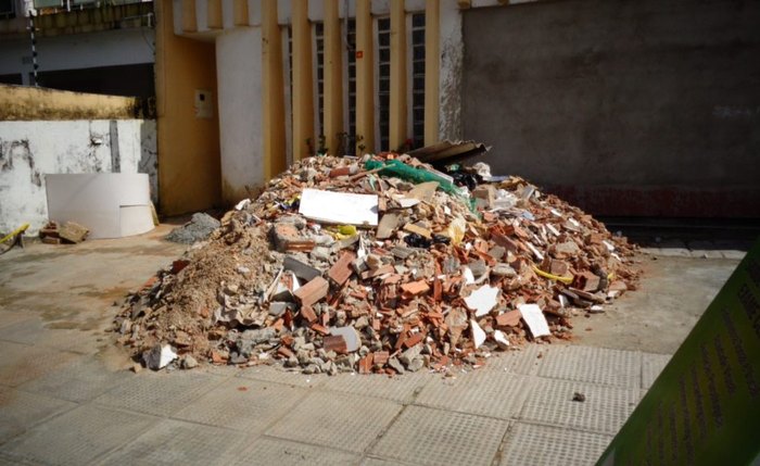 Slum flagra descarte irregular de lixo em clinicas de Maceió. Foto: Slum